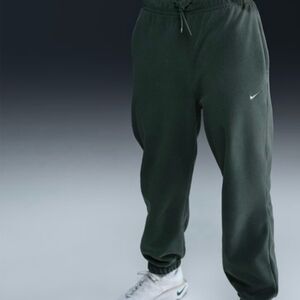 Nwt Womens Size XL NIKE therma Fit Green Jogger Pants